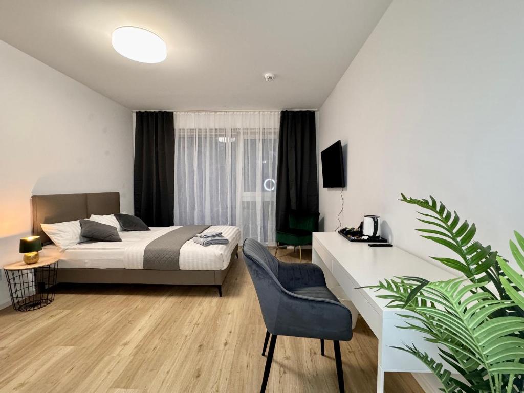 a bedroom with a bed and a desk and a chair at Modernes Apartment nahe des Stadtzentrums in Hannover
