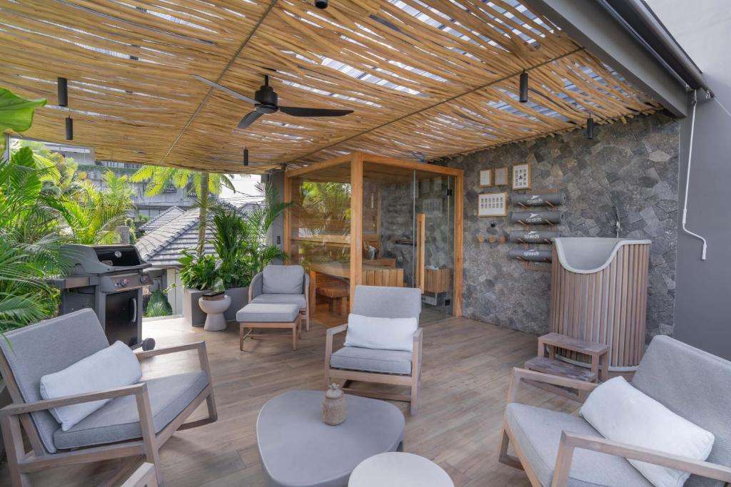 Posezení v ubytování Sin Nombre Bali - Sauna, Ice Bath & Roof Terrace