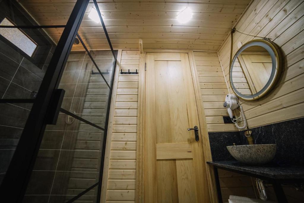 Ett badrum på cottage petra