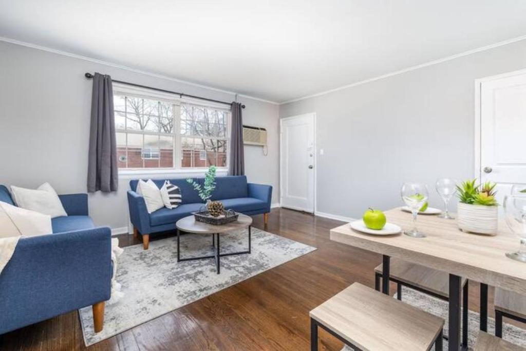 uma sala de estar com um sofá azul e uma mesa em Queen Bed Apt - Fully Furnished with Max Amenities em West Hartford