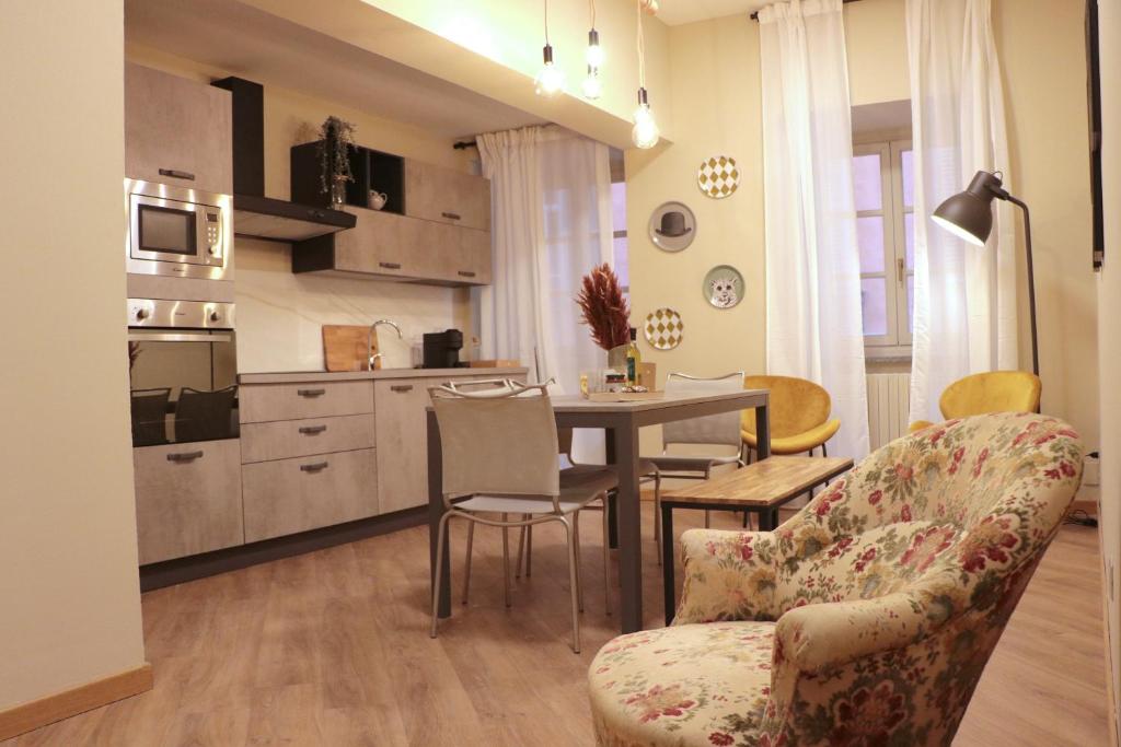- une cuisine et une salle à manger avec une table et des chaises dans l'établissement Ars Nova, à Coni