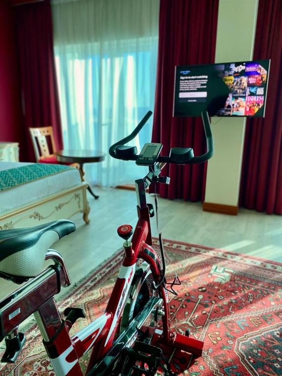 TV a/nebo společenská místnost v ubytování Riviera Hotel