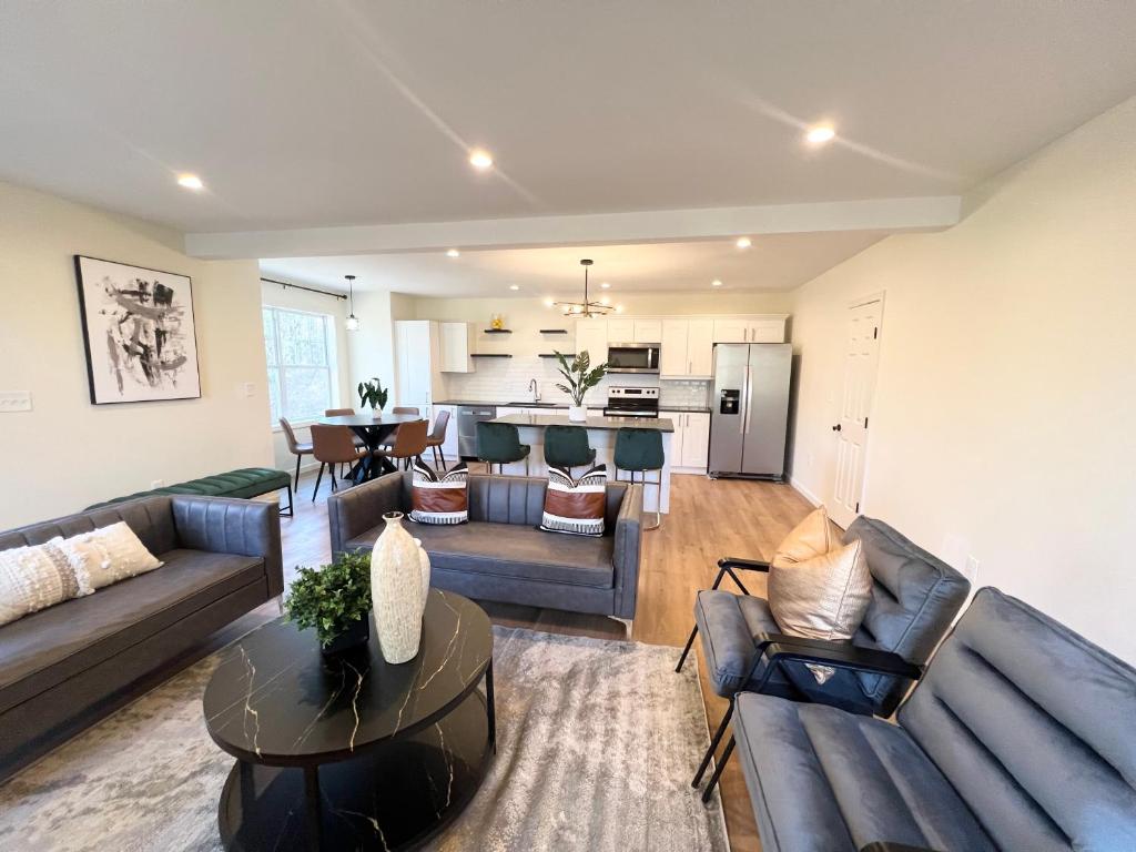 sala de estar con sofás azules y cocina en 3Kings, 2Queens, Sleep 10 - Ideal for families en Bloomfield