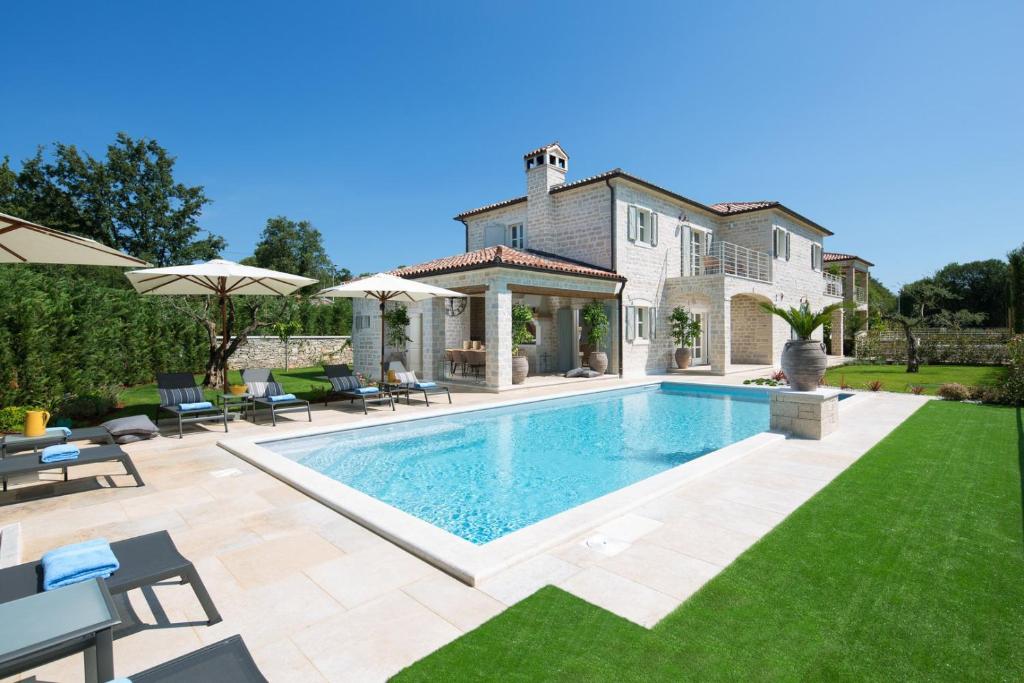 einen Pool im Hinterhof eines Hauses in der Unterkunft Villa Elena u Ladicima for 8 people with private pool & sports complex in Central Istria in Ladići