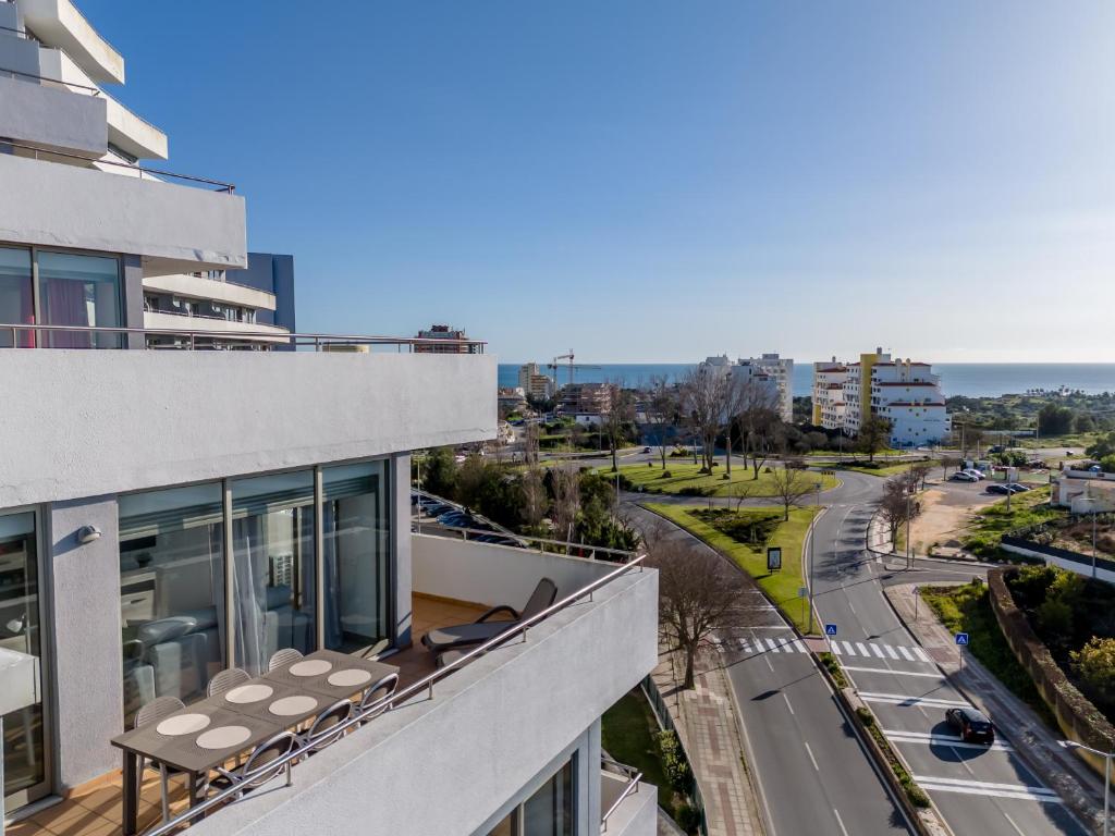 um apartamento varanda com vista para uma rua em Breathtaking Coral Ocean View Apartment at OA em Portimão