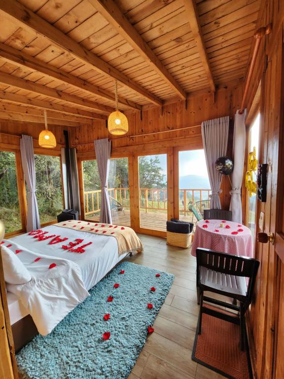 a bedroom with a bed with red roses on it at Glamping Paraiso en La montaña in La Calera
