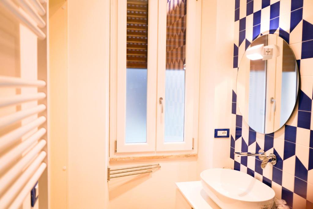 un bagno con lavandino e specchio di Cuore di Minori a Minori