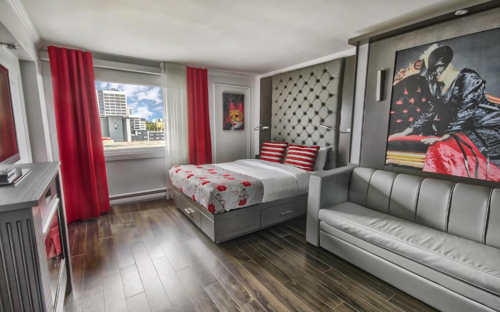 
Exterior View Signature Room, 1 Queen Bed and 1 Queen Murphy Bed, Fireplace and Glass Shower
