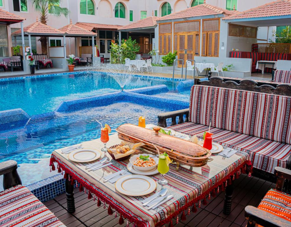 Bazén v ubytování Al Dar Inn Hotel Apartment nebo v jeho okolí