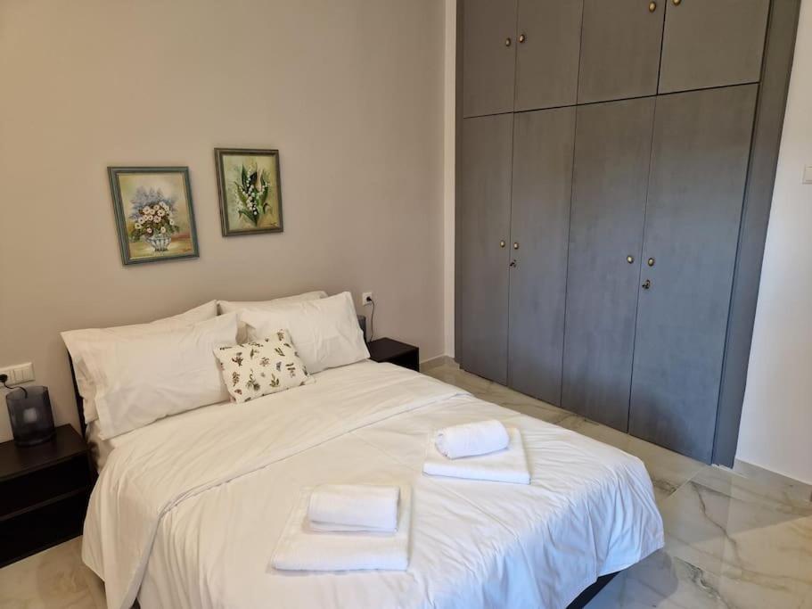 sypialnia z łóżkiem z dwoma ręcznikami w obiekcie N&S Apartment B w mieście Edesa