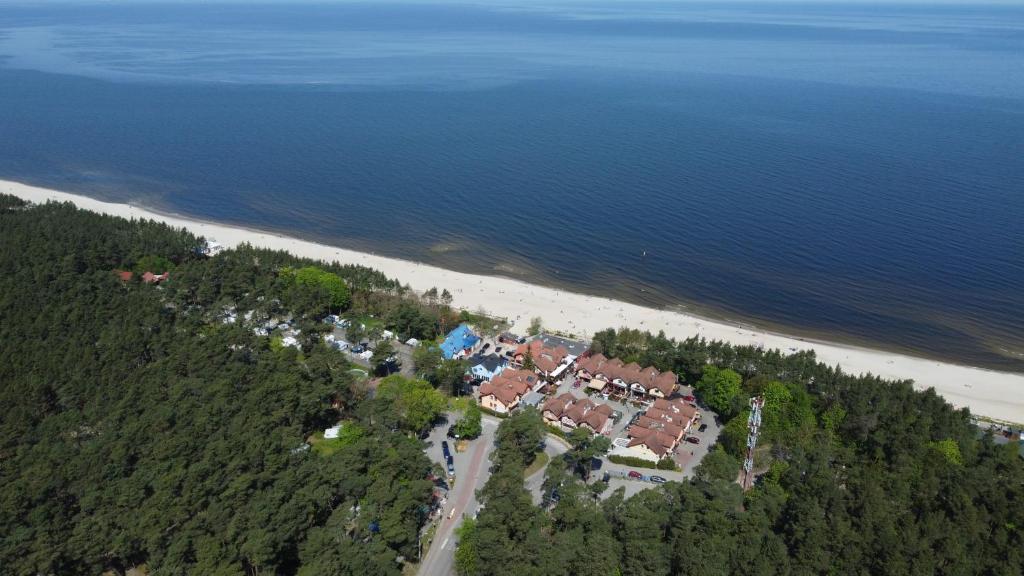 an aerial view of a beach with houses and the ocean at Aquarium - komfortowe pokoje nad samym morzem in Stegna