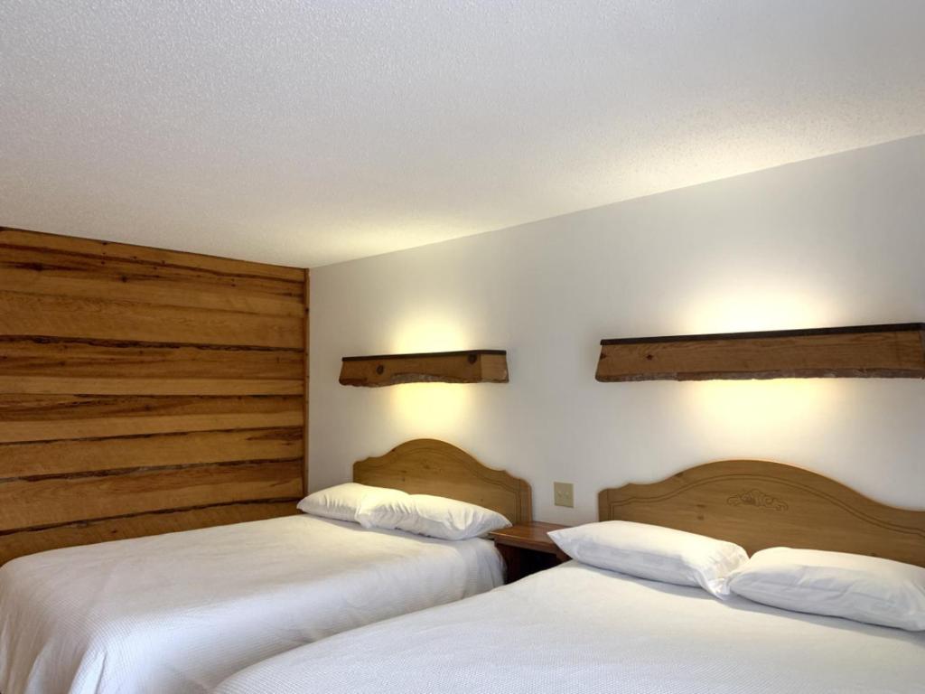 Postel nebo postele na pokoji v ubytování Bridge Inn Tomahawk - Room 107, 2 Queen Beds, Pet Friendly, Laminate Wood Flooring , Walkout, River View