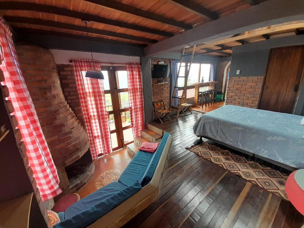 Ventaquemada的住宿－Cabaña Mirador, las Acacias de Teli，卧室享有空中景致,配有1张床和壁炉