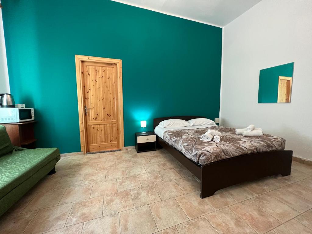 una camera con letto e parete verde di Casa Levante a Cefalù