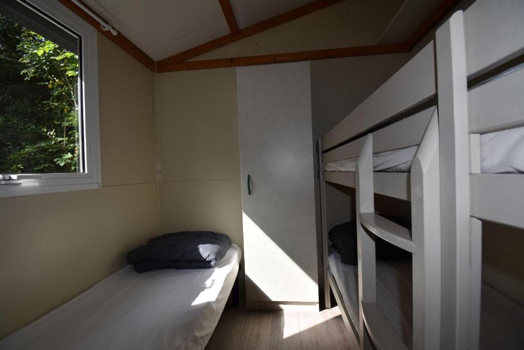 Postel nebo postele na pokoji v ubytování CAMPING PLEIN SOLEIL