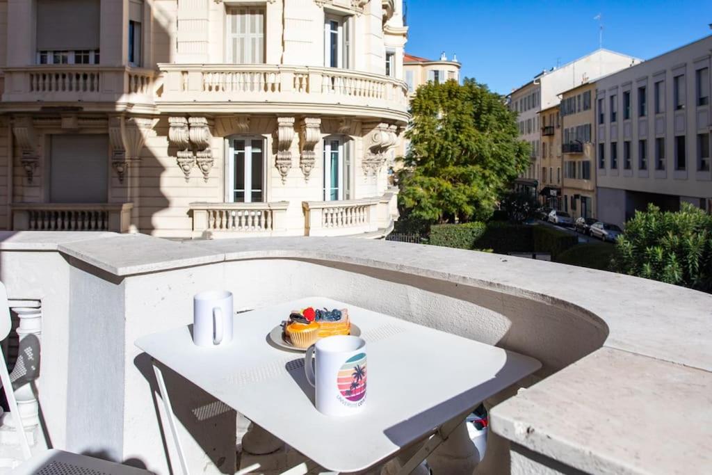une assiette de nourriture sur une table sur un balcon dans l'établissement #22 Emma Suite 2BDR Balcony center town 2mins tramway, à Nice