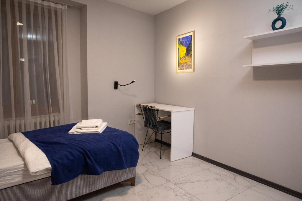 1 dormitorio con cama y escritorio. en Studio in a social environment en Estambul