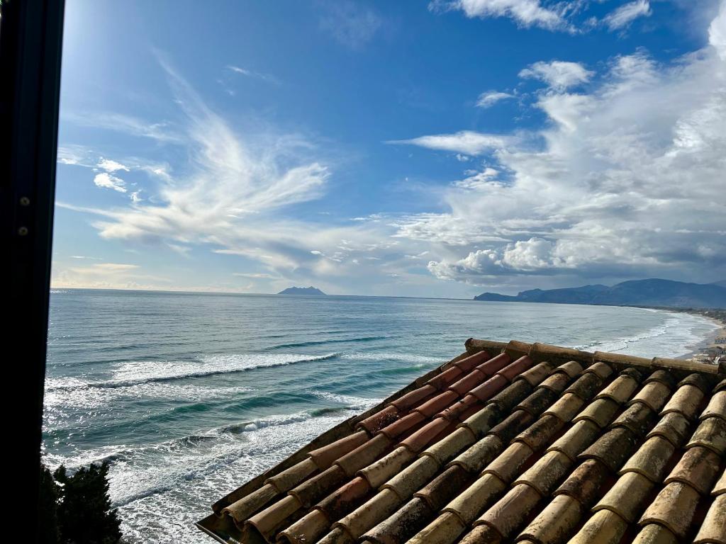 widok na ocean z dachu domu w obiekcie Sperlonga Paradise Central Loft w mieście Sperlonga