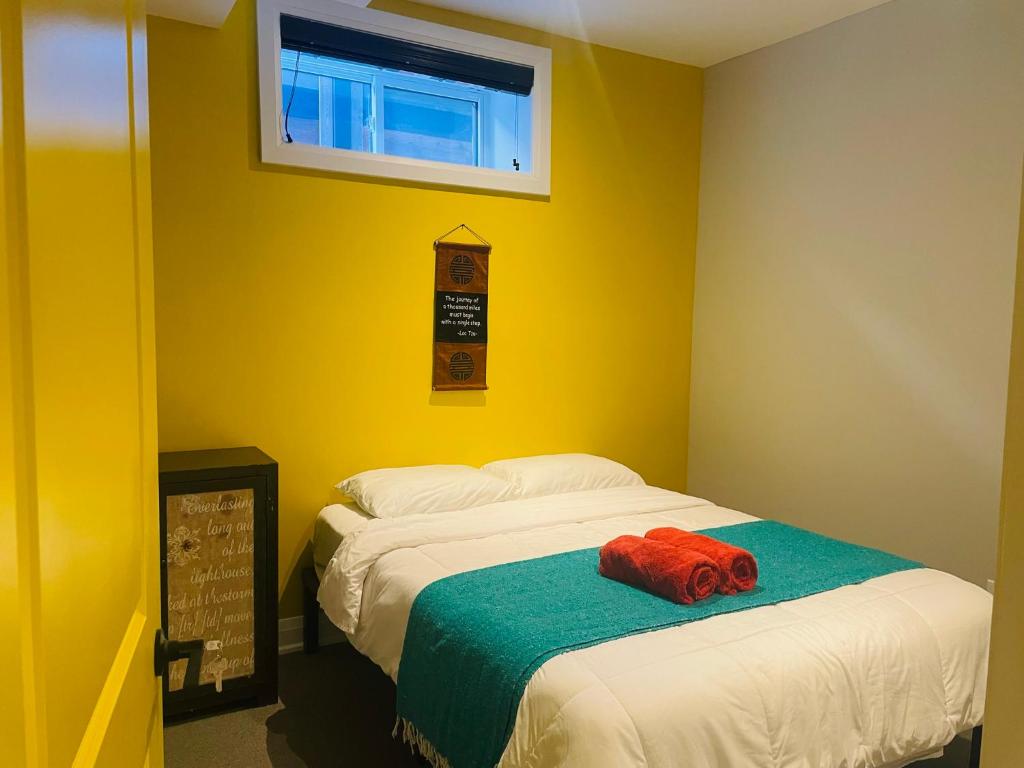 En eller flere senge i et værelse på Contemporary Queen Room Near Horseshoe Fall