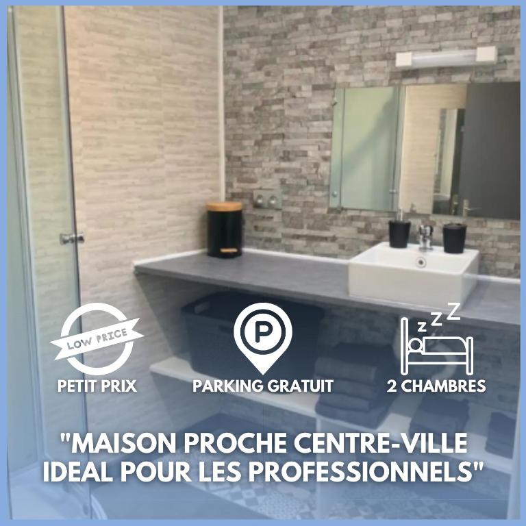 une salle de bain avec un lavabo et un miroir dans l'établissement Maison proche centre-ville 4 personnes 2 chambres, à Amiens