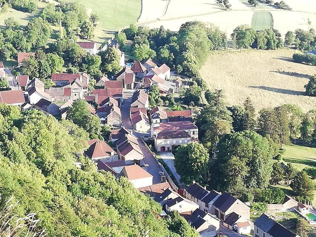 una vista aérea de un pequeño pueblo con casas en Marionnette, 