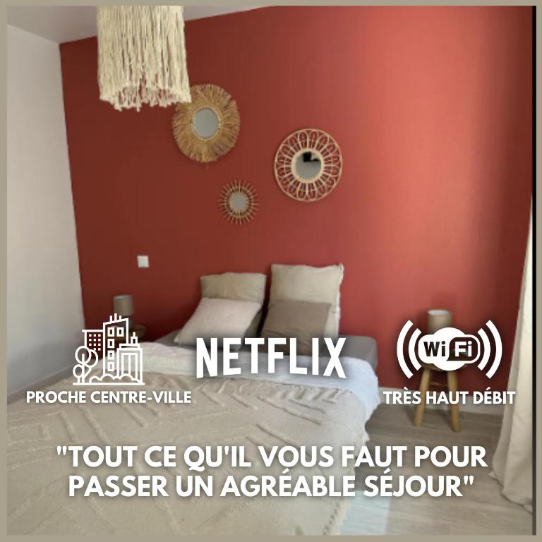 une chambre avec un lit aux murs orange et aux miroirs dans l'établissement Appartement relaxant, à Amiens