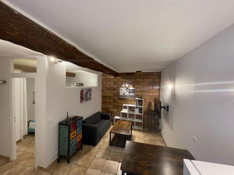 un salon avec un canapé et une table dans l'établissement La Garde Freinet -Appartement avec terrasse, à La Garde-Freinet