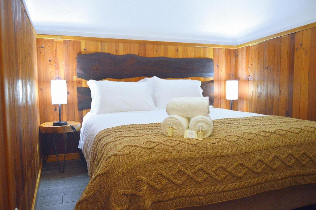 a bedroom with a bed with two towels on it at Quinta do Limite - Casa do Camponês in Covilhã