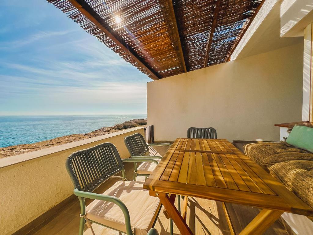 ラメトリャ・デ・マールにあるApartamentos Sol Naixentの海を望むバルコニー(テーブル、椅子付)