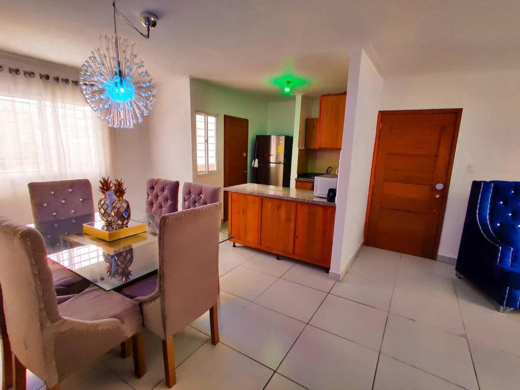 - une cuisine et une salle à manger avec une table et des chaises dans l'établissement 3 BR apartment - READY for your stay WIFI Pool Great Location, à Santiago de los Caballeros