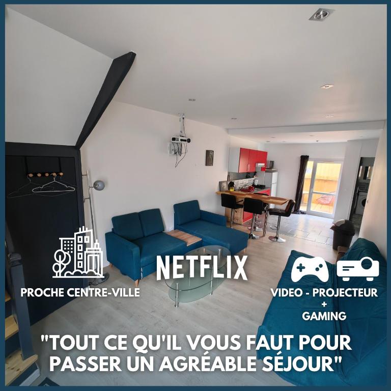 un salon avec un canapé bleu et une table dans l'établissement Superbe maison 4 personnes avec Vidéo-projecteur, à Amiens