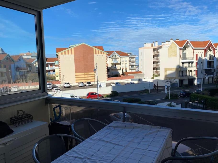 d'un balcon avec une table et des chaises offrant une vue sur la ville. dans l'établissement Appartement dans une résidence avec piscine à Arcachon, à Arcachon