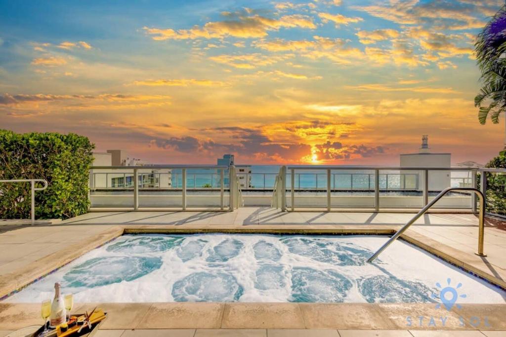 Curated visual reference: Picture Idea: Beachfront Resort Hot Tub Pool Near Beach Hollywood Updated