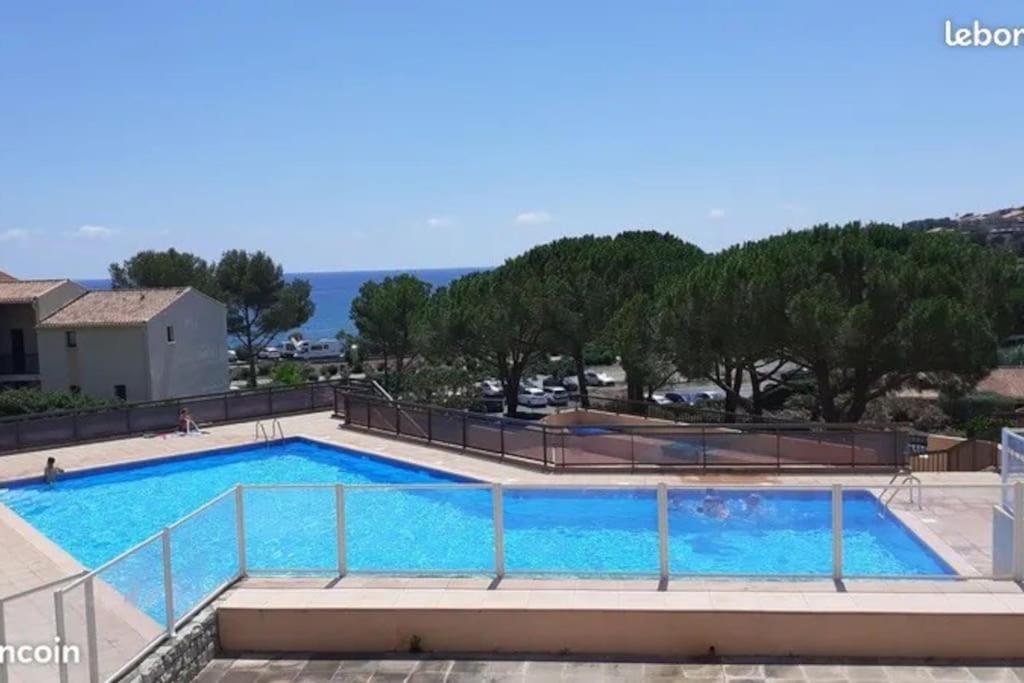 - une piscine dans un complexe avec vue dans l'établissement Appartement Domaine de la Gaillarde Les Issambres 45m², à Roquebrune-sur Argens