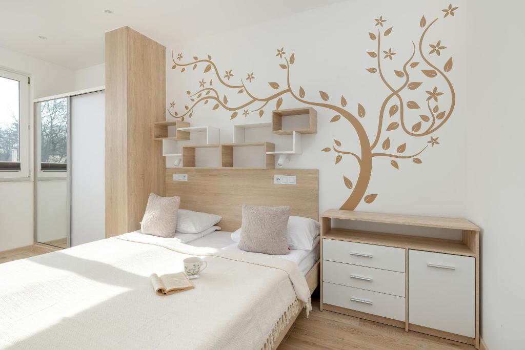 um quarto com 2 camas e um mural na parede em Villa Tarsis Apartment in Kołobrzeg by Rent like home em Kolobrzeg