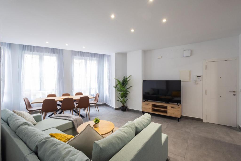 salon z kanapą, stołem i telewizorem w obiekcie FLORIT FLATS - The Patraix Apartments w Walencji