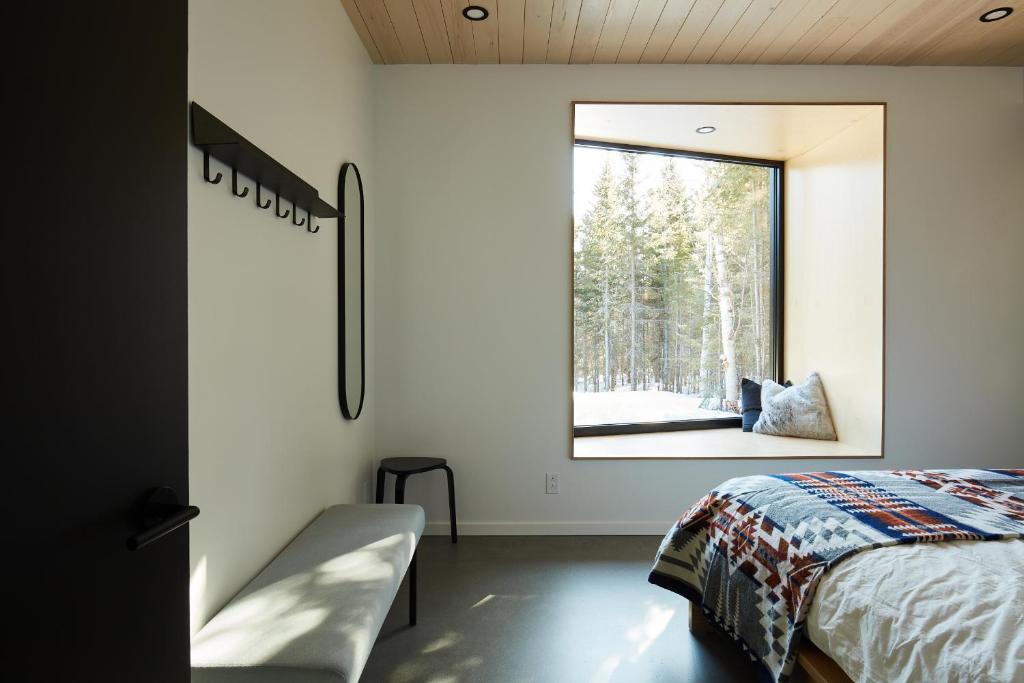 Postel nebo postele na pokoji v ubytování Réflexion Charlevoix - Maisons Miroirs