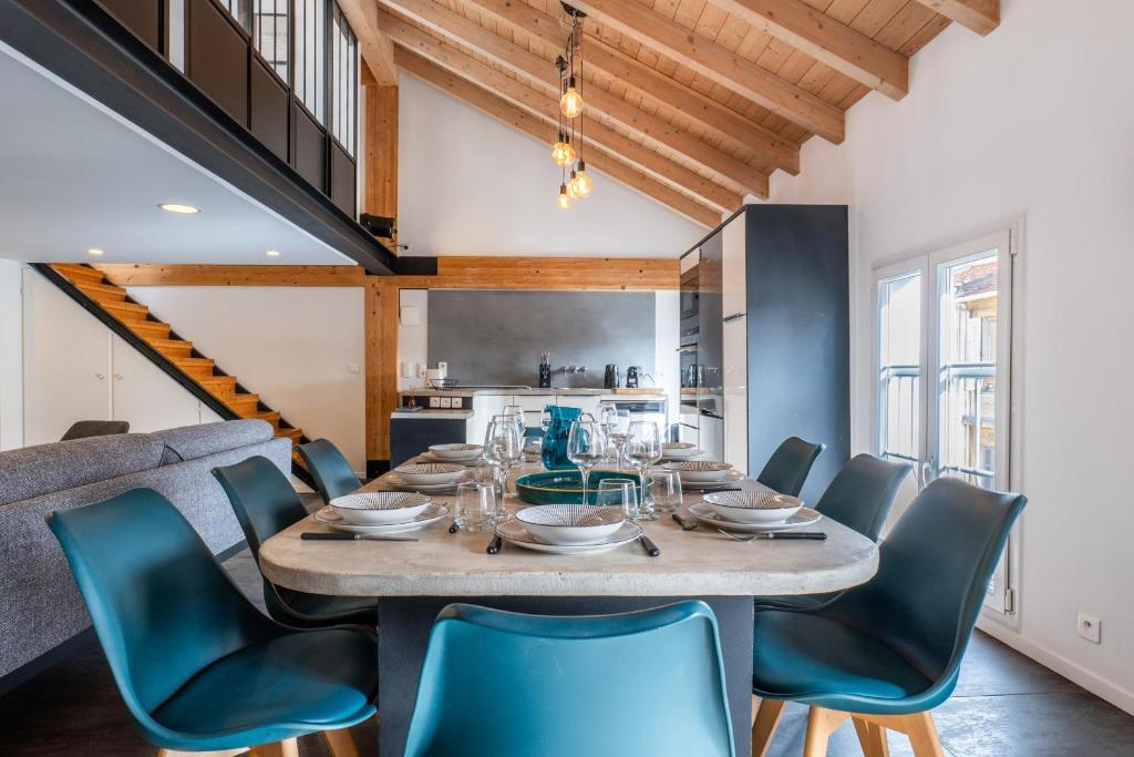 une salle à manger avec une table et des chaises dans l'établissement Spacious Duplex in the Heart of Cannes, à Cannes