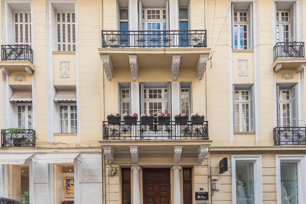 een hoog gebouw met balkons en bloemen erop bij Rare Luxury Gem in the Most Elite Area near Syntagma Square in Athene