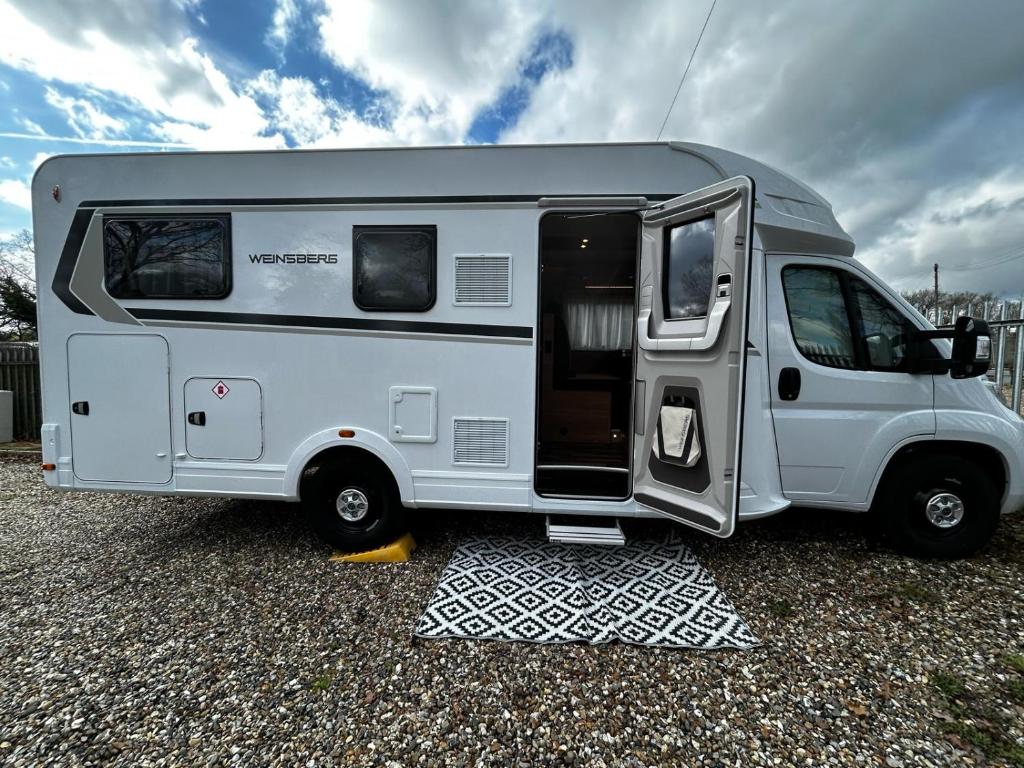 einem weißen Wohnwagen auf einem Parkplatz in der Unterkunft London Explorers' Pod, Vaaroom in Romford