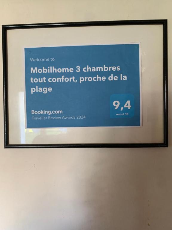une photo d'un signe sur un mur dans l'établissement Mobilhome 3 chambres tout confort, proche de la plage, à Saint-Brévin-les-Pins