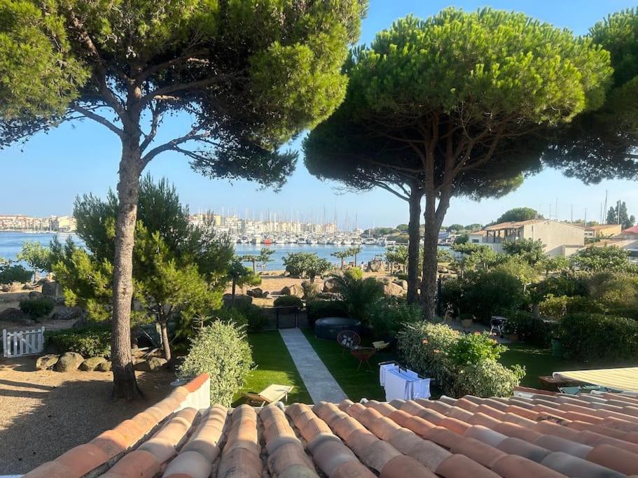 - une vue depuis le toit d'une maison arborée dans l'établissement Marina Victoria, au Cap d'Agde