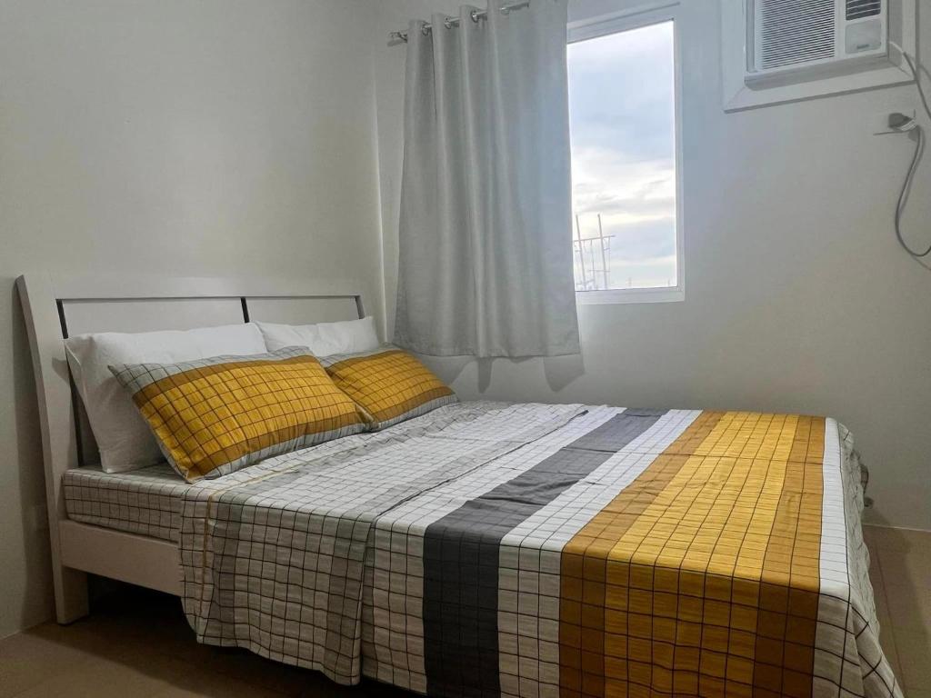 Säng eller sängar i ett rum på Sunsets and Good Vibes - 2 Bedroom Condo Unit