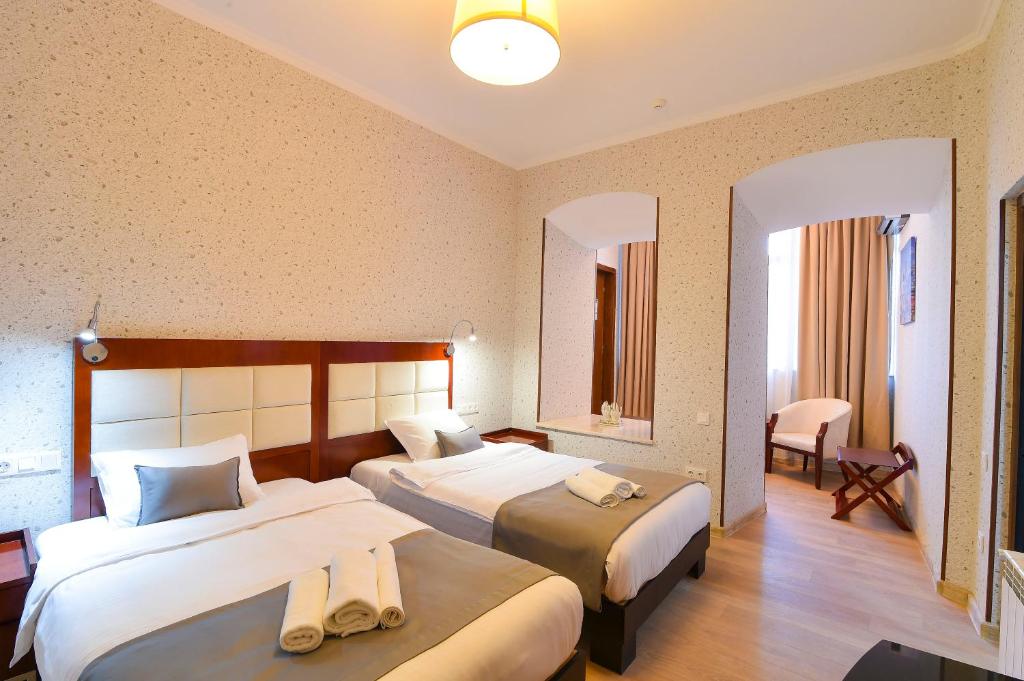 Postel nebo postele na pokoji v ubytování Kraveli Hotel