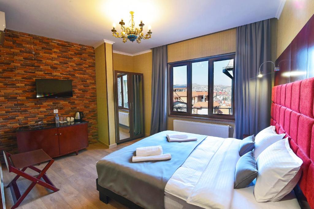 Postel nebo postele na pokoji v ubytování Kraveli Hotel