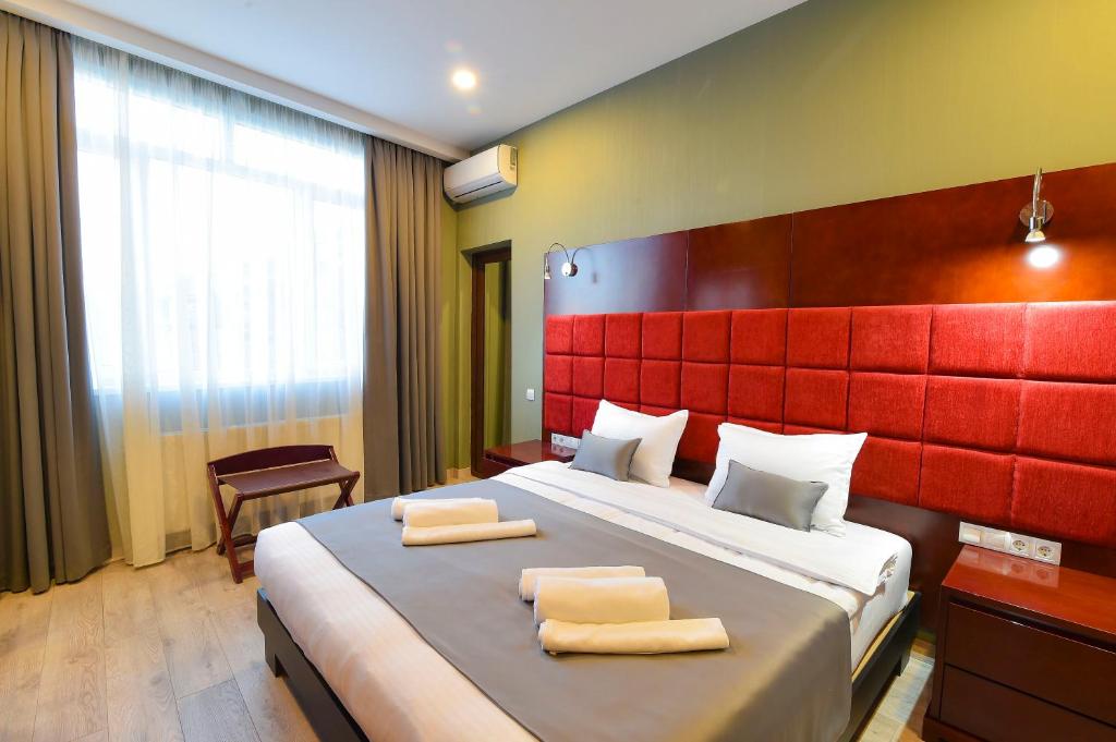 Postel nebo postele na pokoji v ubytování Kraveli Hotel