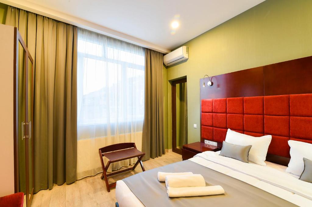 Postel nebo postele na pokoji v ubytování Kraveli Hotel