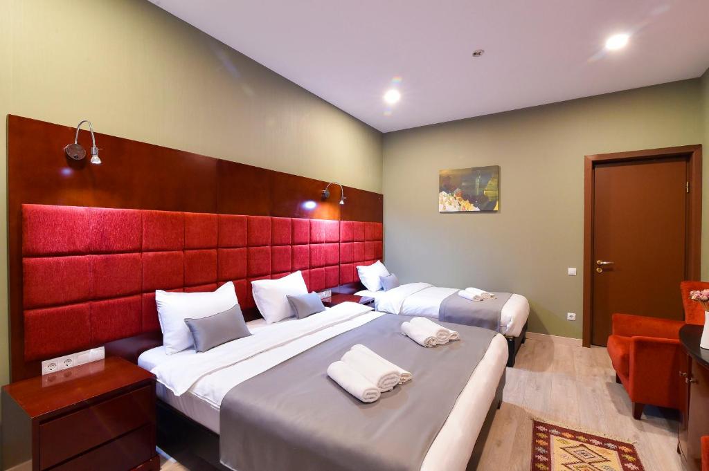 Postel nebo postele na pokoji v ubytování Kraveli Hotel