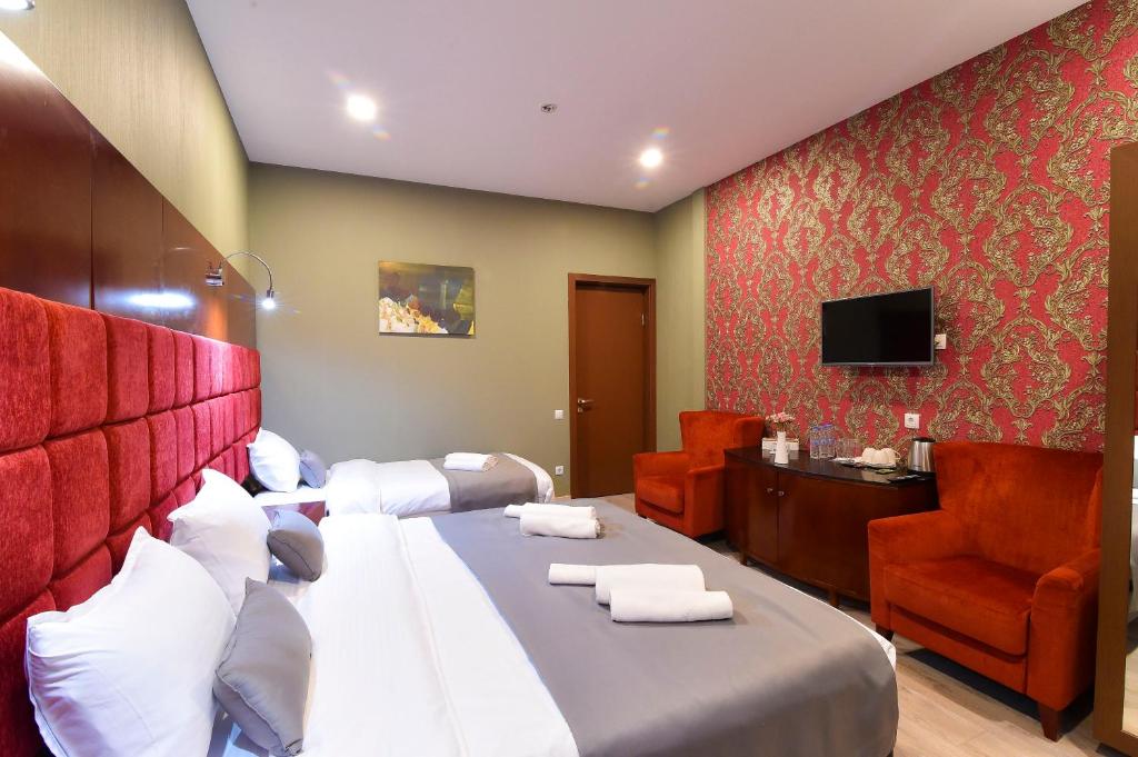 TV a/nebo společenská místnost v ubytování Kraveli Hotel