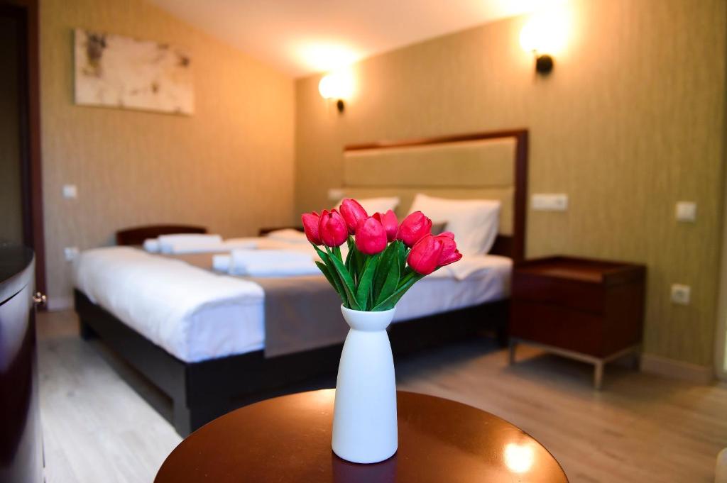 Postel nebo postele na pokoji v ubytování Kraveli Hotel
